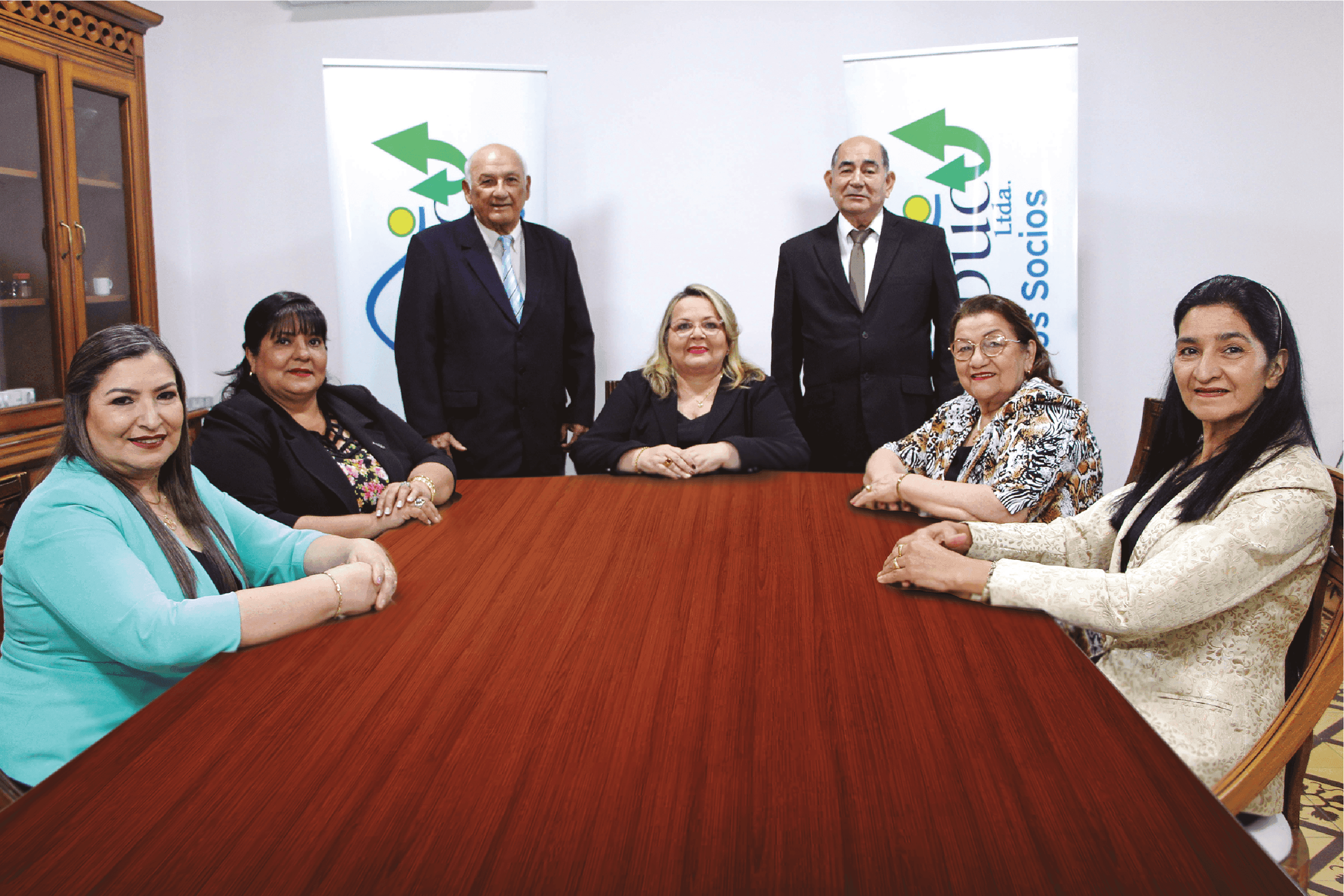 Consejo de Administración de COOPEDUC reunido en sala institucional