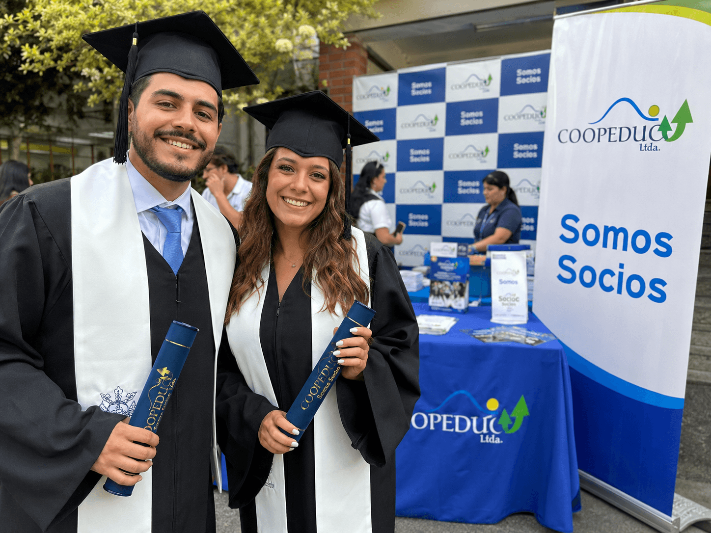 Graduados universitarios becados por COOPEDUC