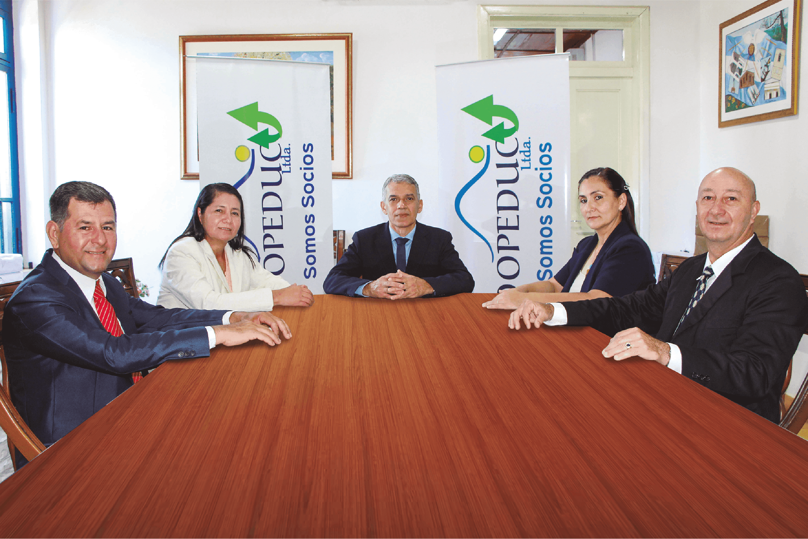 Junta de Vigilancia de COOPEDUC reunida en sala institucional